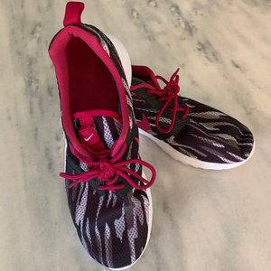 Nike Roshe One- Pink Youth 7